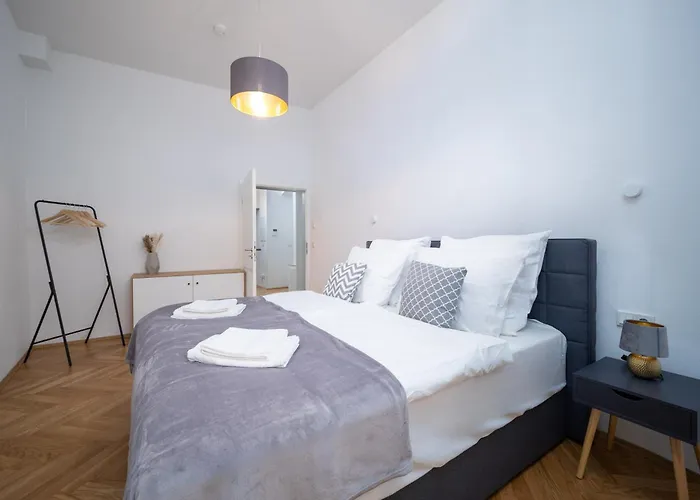 Design In Der Altstadt Mit Terrasse Und Fantastischem Ausblick 아파트 *